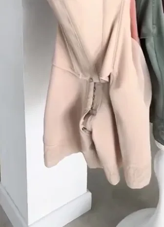 Chair: une gaine suspendue au portant de la boutique