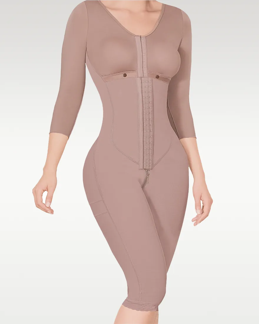 Gaine post-chirurgie en powernet, portée de face: manches trois quarts et colonne d’agrafes