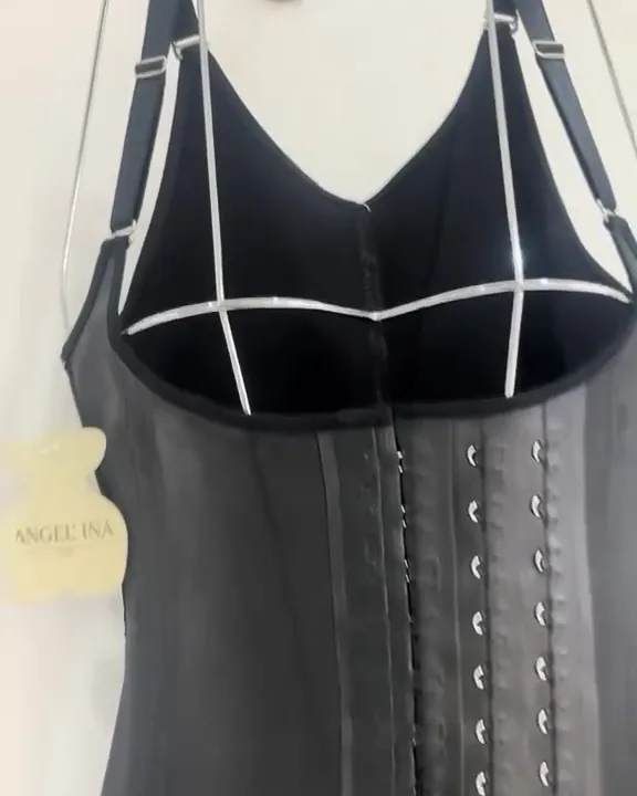 Noir: un gilet en latex à bretelles et à crochets sur un buste, étiquette Angel’ina