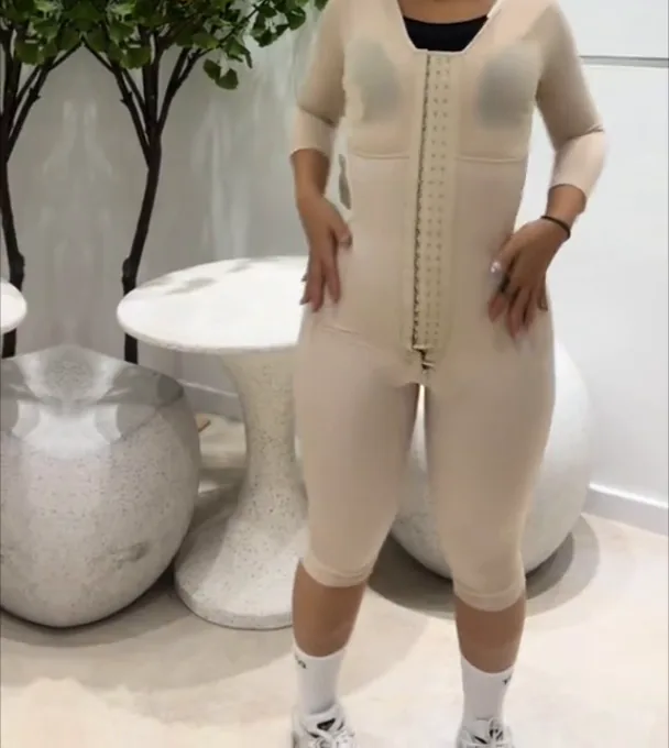 La même combinaison en couleur chair, essayée à la boutique